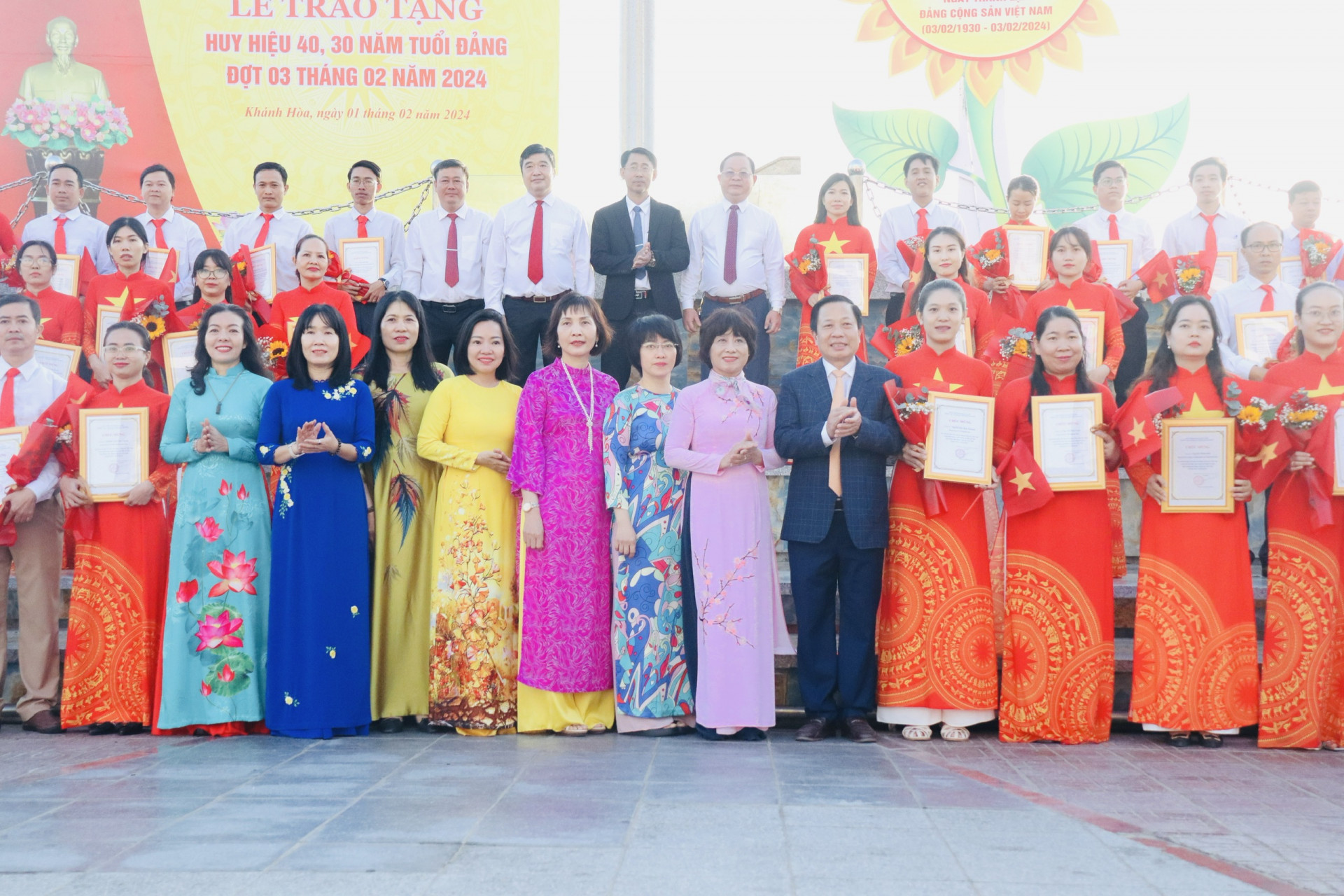 Phó Bí thư Tỉnh ủy Hà Quốc Trị cùng thường trực Đảng ủy Khối, lãnh đạo các sở, ban, ngành chúc mừng các đảng viên vừa được kết nạp Đảng trong đợt chào mừng 94 năm ngày thành lập Đảng Cộng sản Việt Nam.