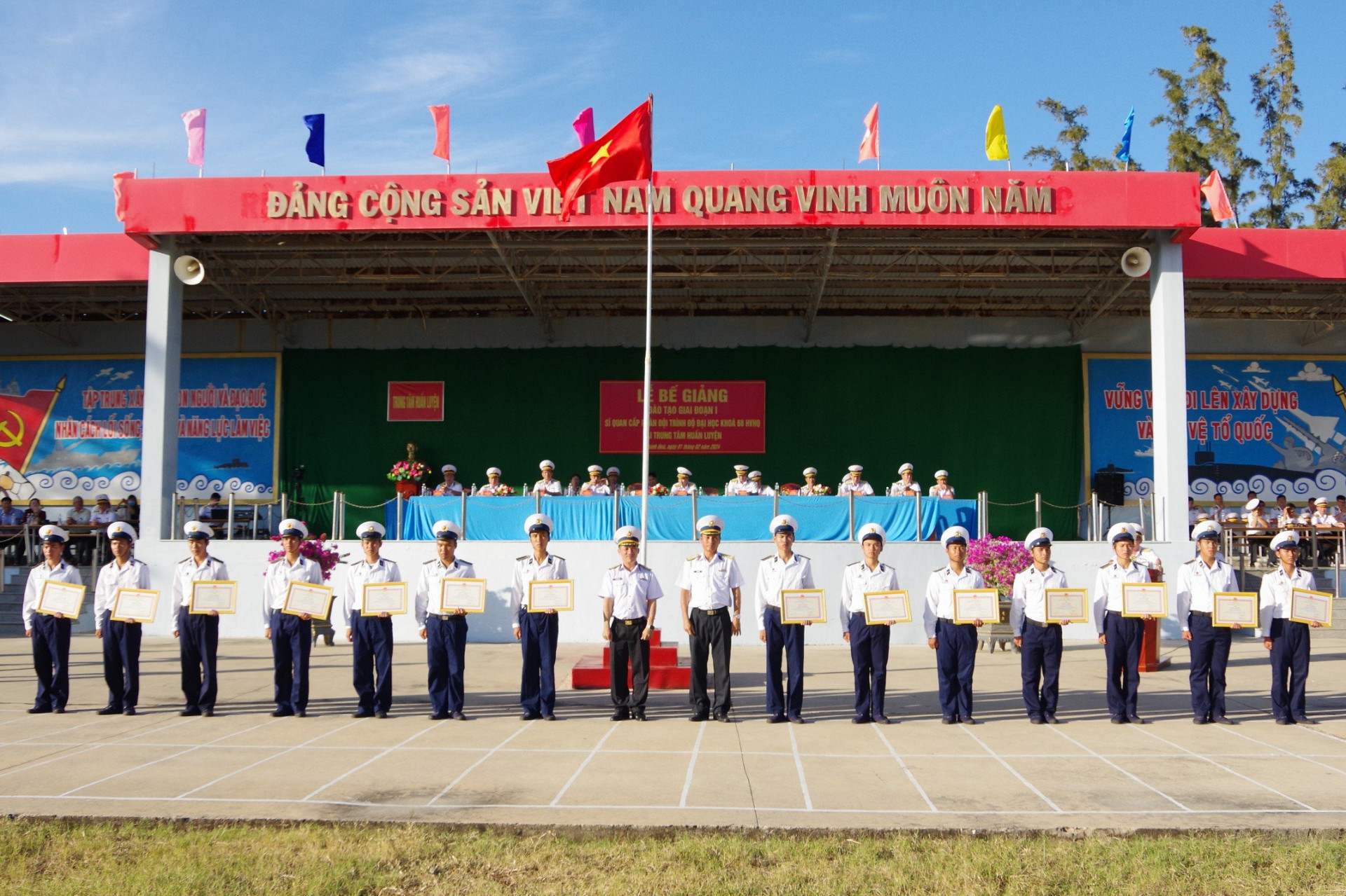 Trao khen thưởng cho các học viên có thành tích xuất sắc trong học tập và rèn luyện.