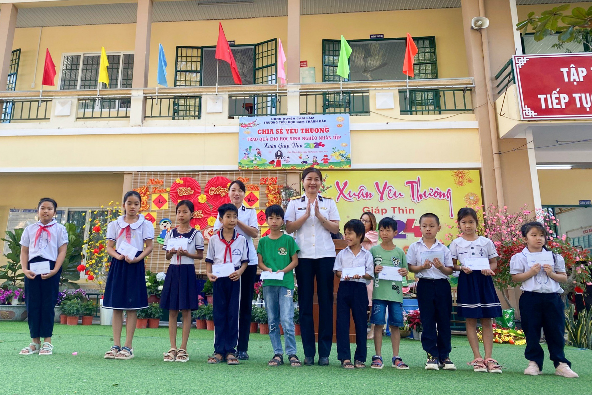 Hội Phụ nữ Lữ đoàn 101 trao quà cho học sinh khó khăn Trường Tiểu học Cam Thành Bắc .