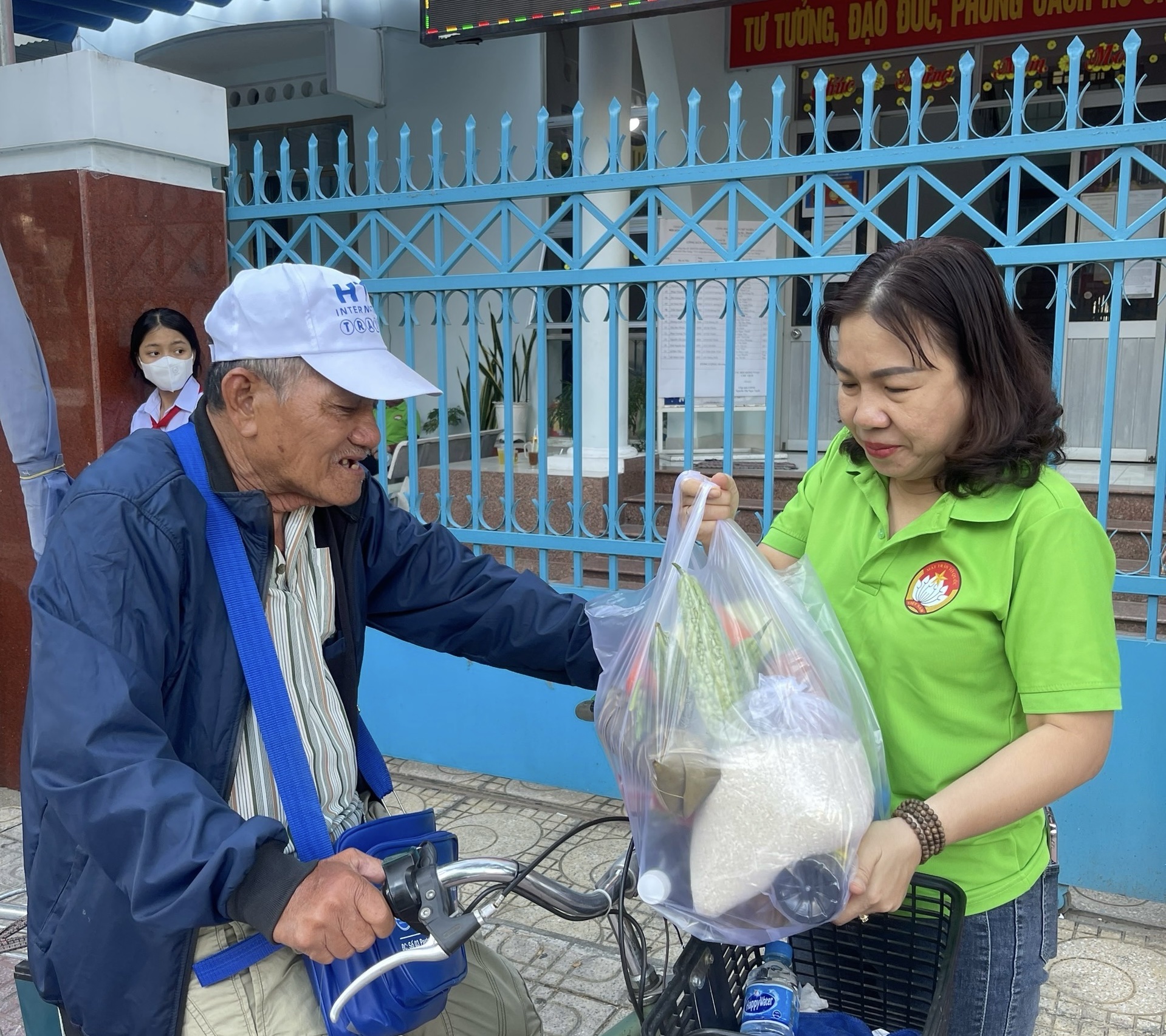 Quà Tết tặng cho bà con khó khăn.