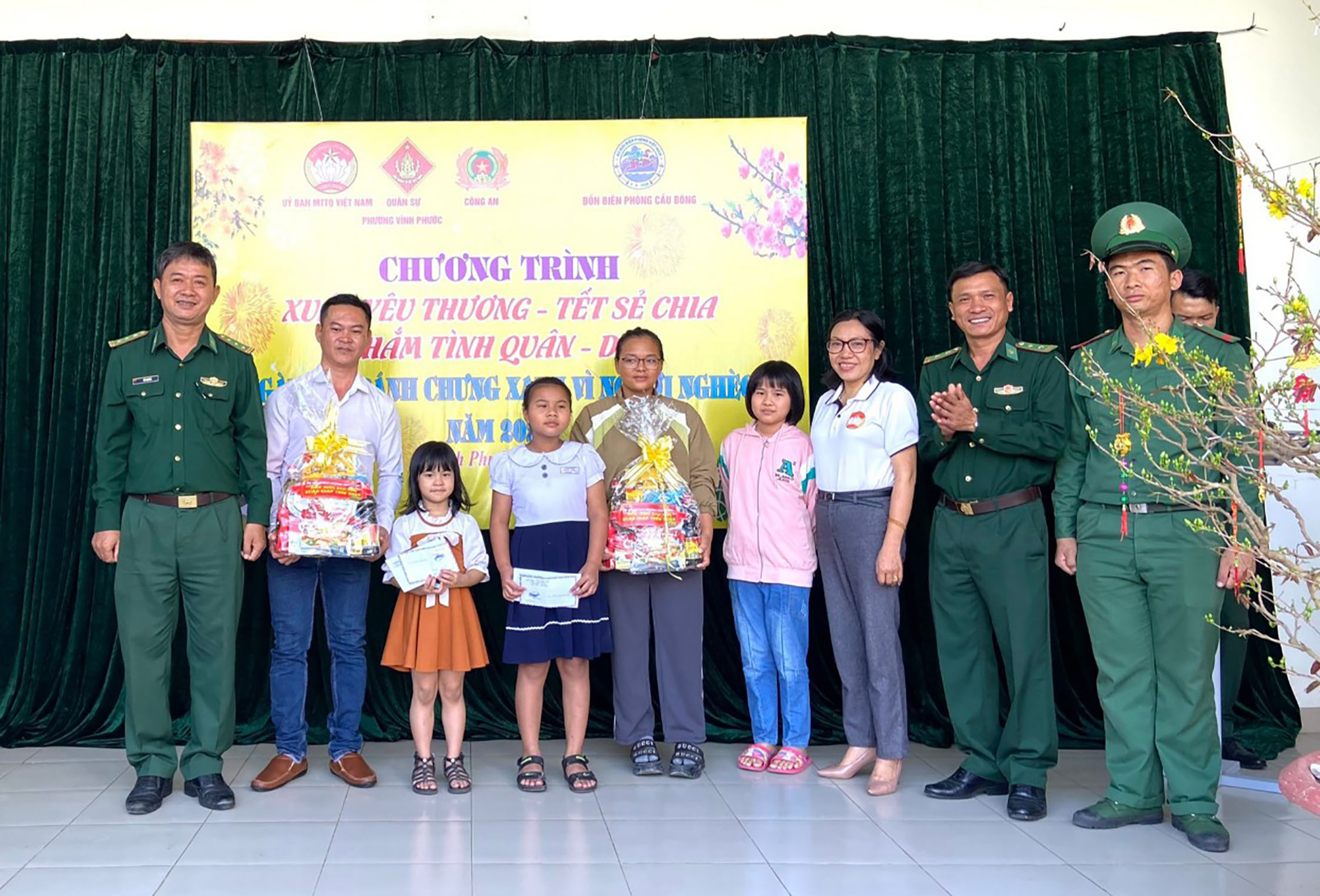 Trao 50 suất quà Tết cho các hộ ngư dân khó khăn, trẻ em mồ côi phường Vĩnh Phước