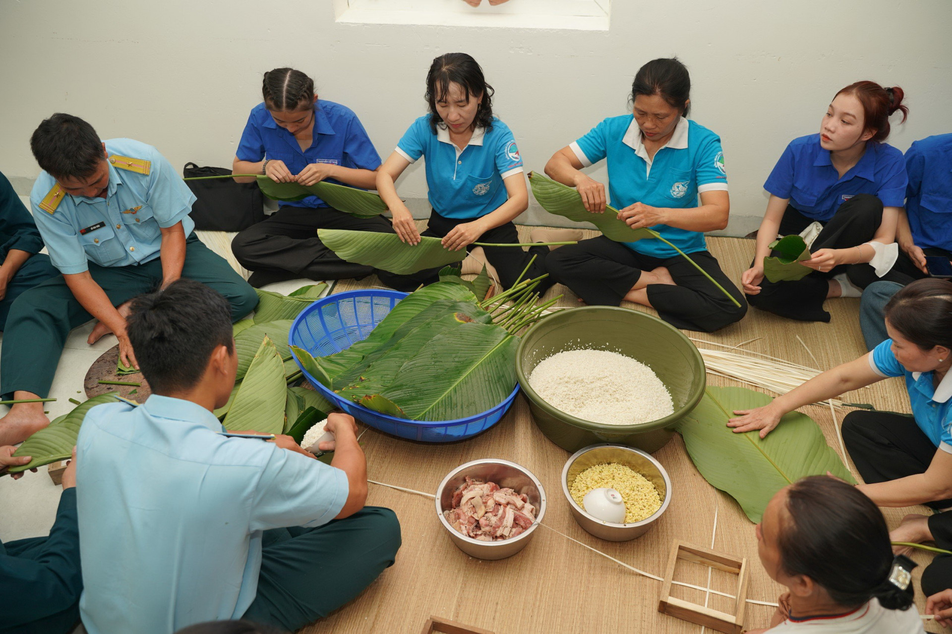 Các đội thi gói bánh chưng, bánh tét.