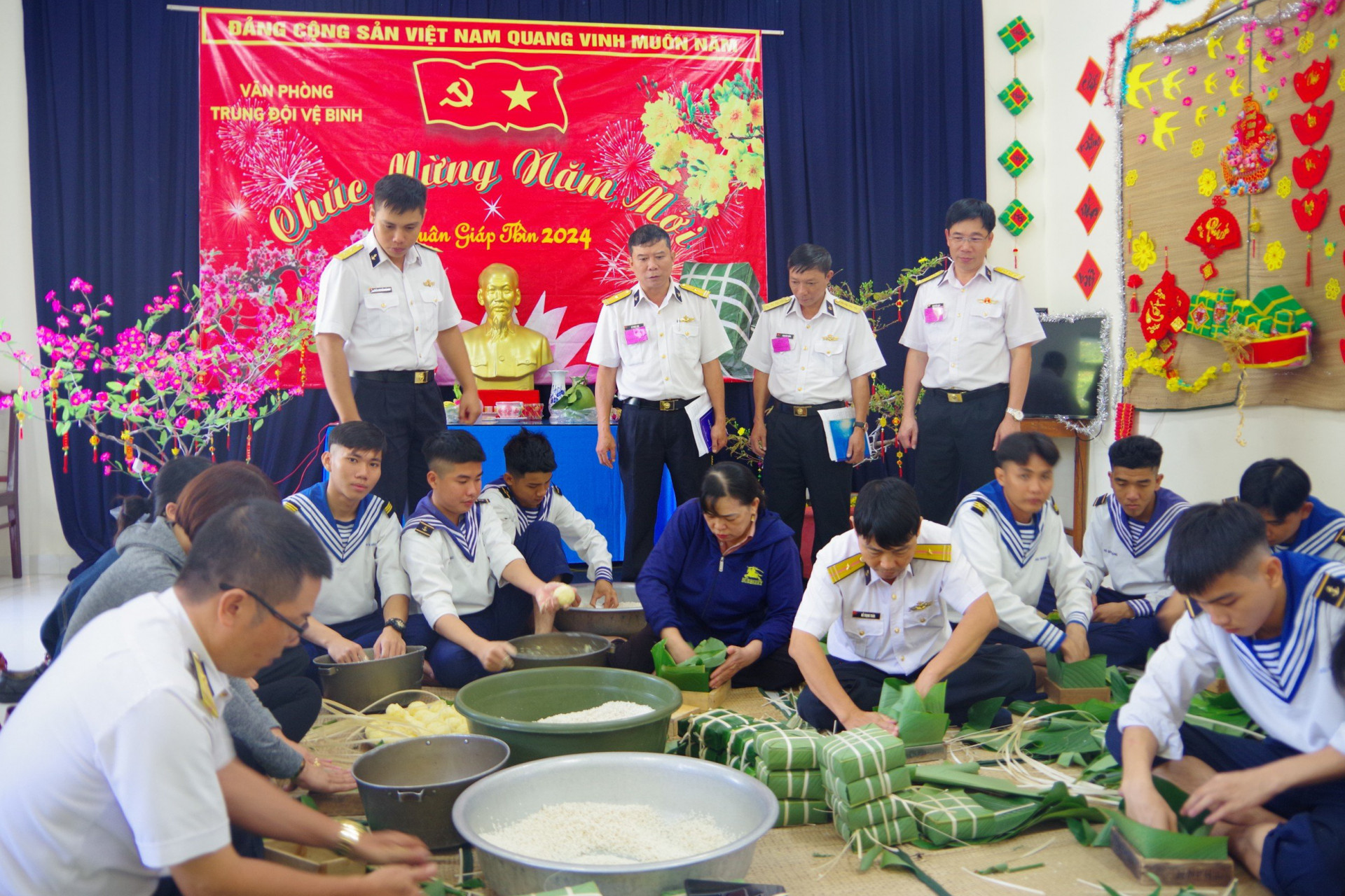 Đội thi Trung đội vệ binh tham gia gói bánh.