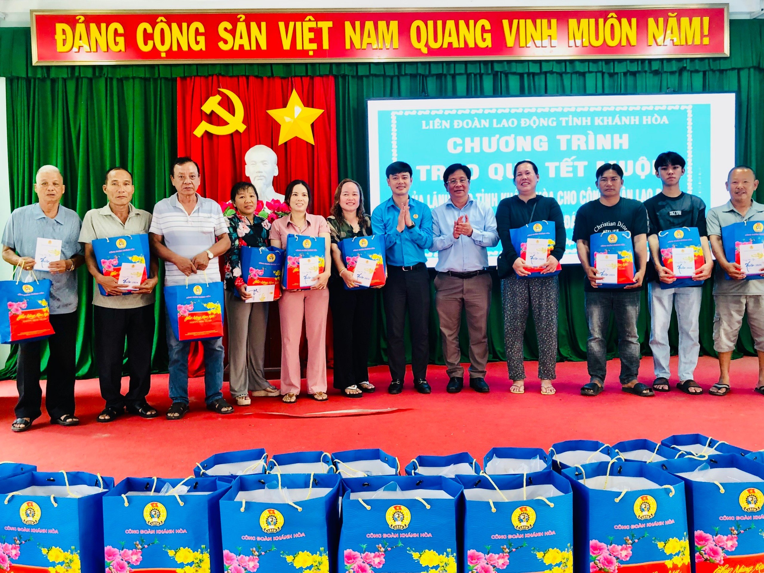 Ông Hồ Văn Mừng thăm, tặng quà Tết tại huyện Vạn Ninh