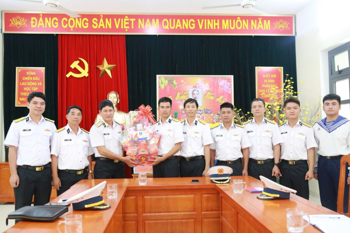 Chính ủy Vùng 4 Hải quân thăm, chúc tết các đơn vị trên đảo Bình Ba