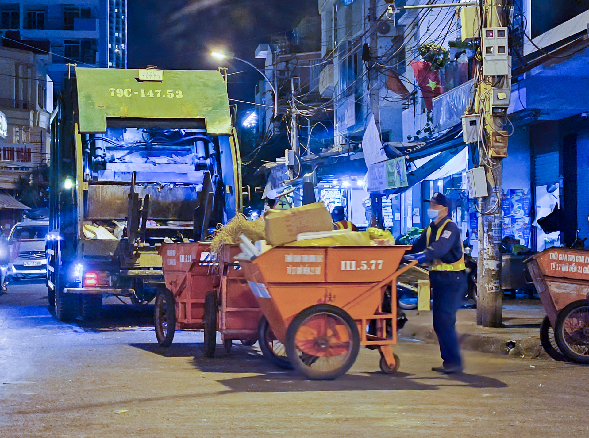 Công nhân vệ sinh môi trường thu gom rác ở khu vực chợ Xóm Mới