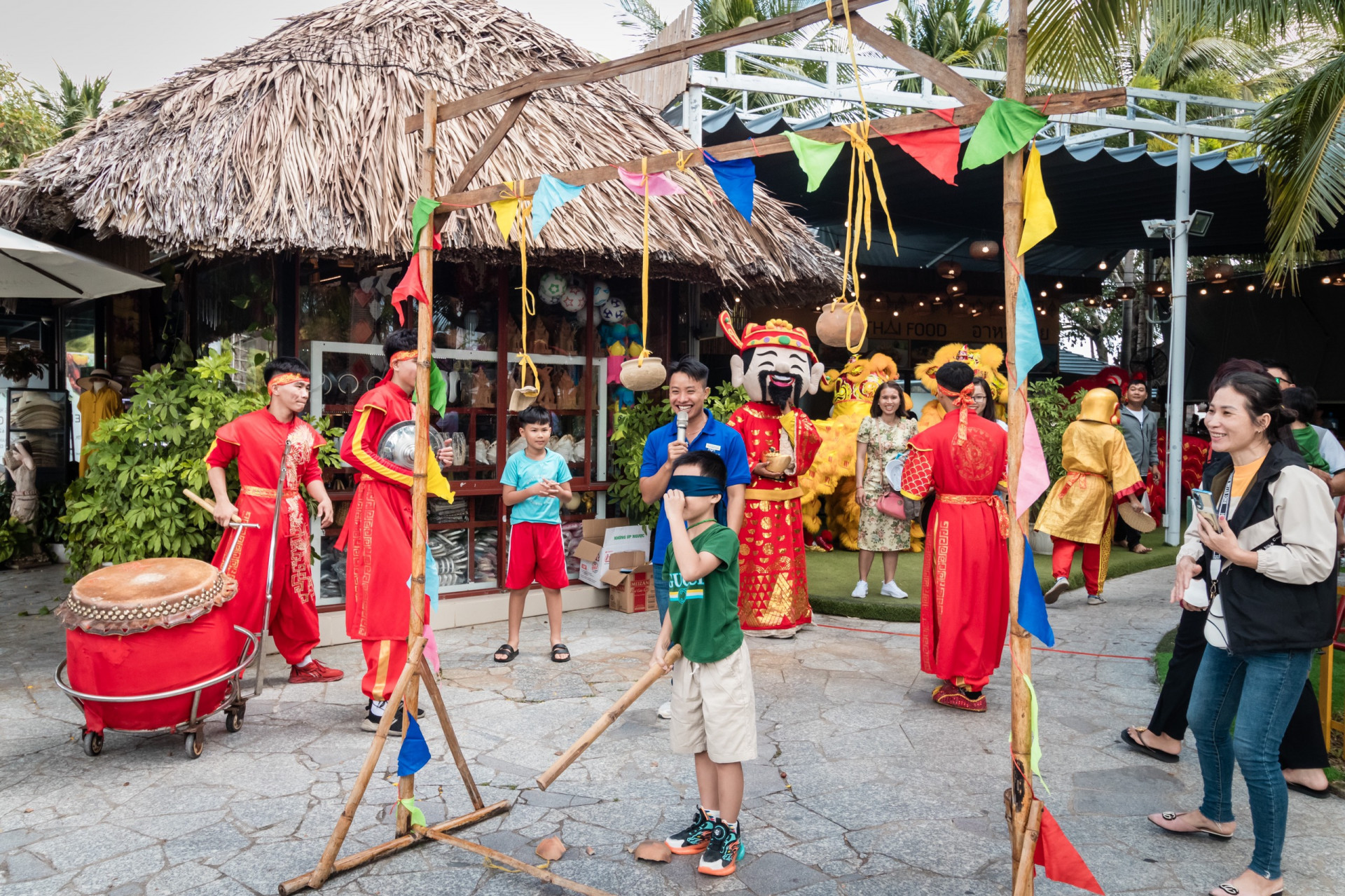 Khách du lịch trải nghiệm trò chơi bịt mắt đập niêu vào mùng 2 Tết ở Champa Island Nha Trang.