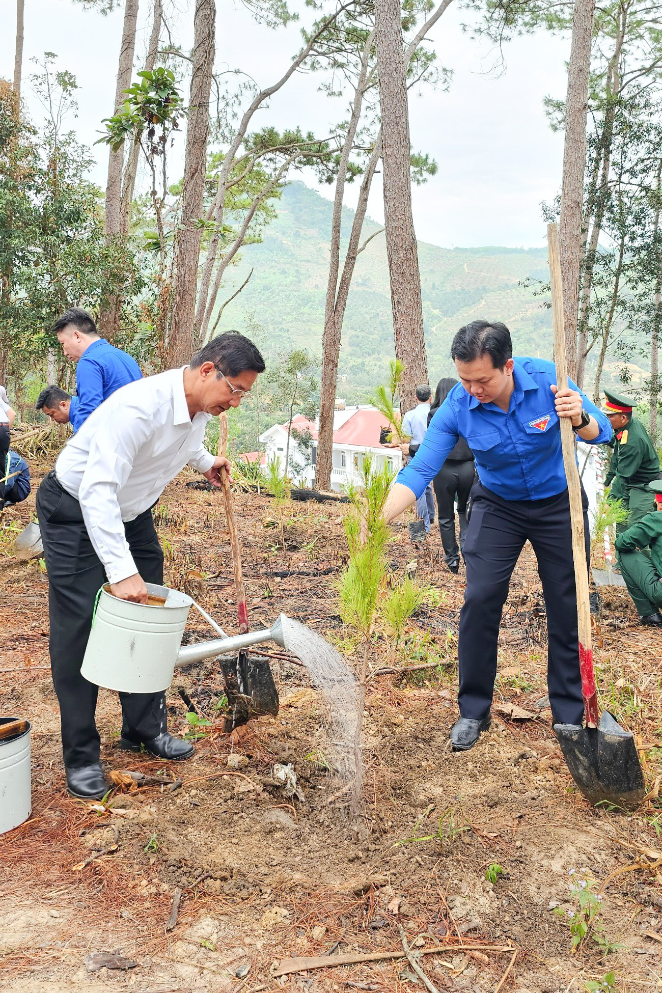 Lãnh đạo Tỉnh đoàn và UBND huyện Khánh Sơn tham gia trồng cây.