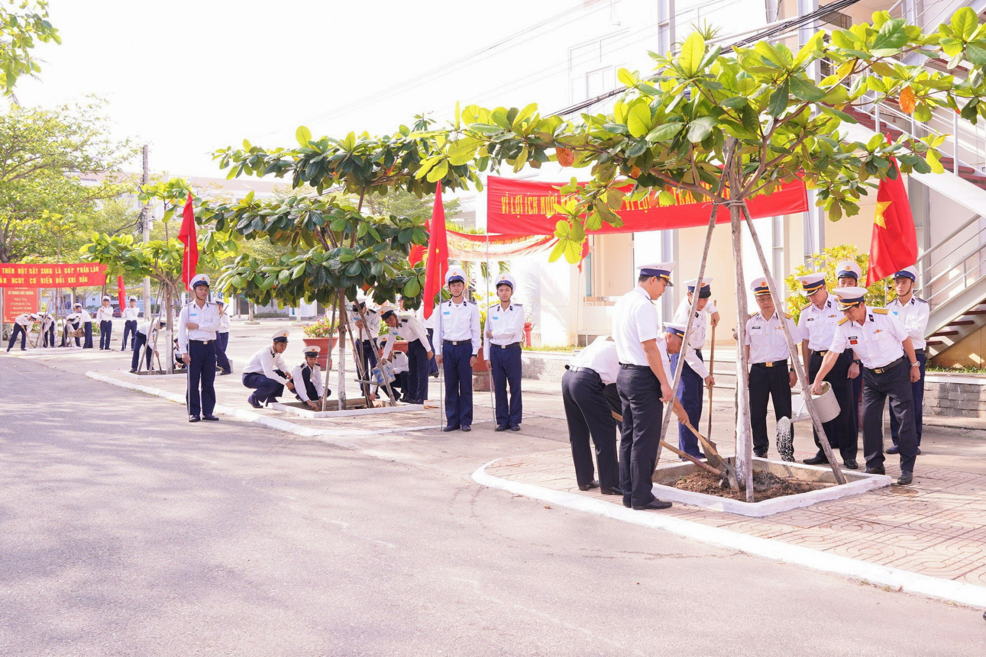 Lãnh đạo học viện cùng cán bộ, giảng viên, nhân viên, học viên, chiến sĩ tham gia chăm sóc cây xanh.