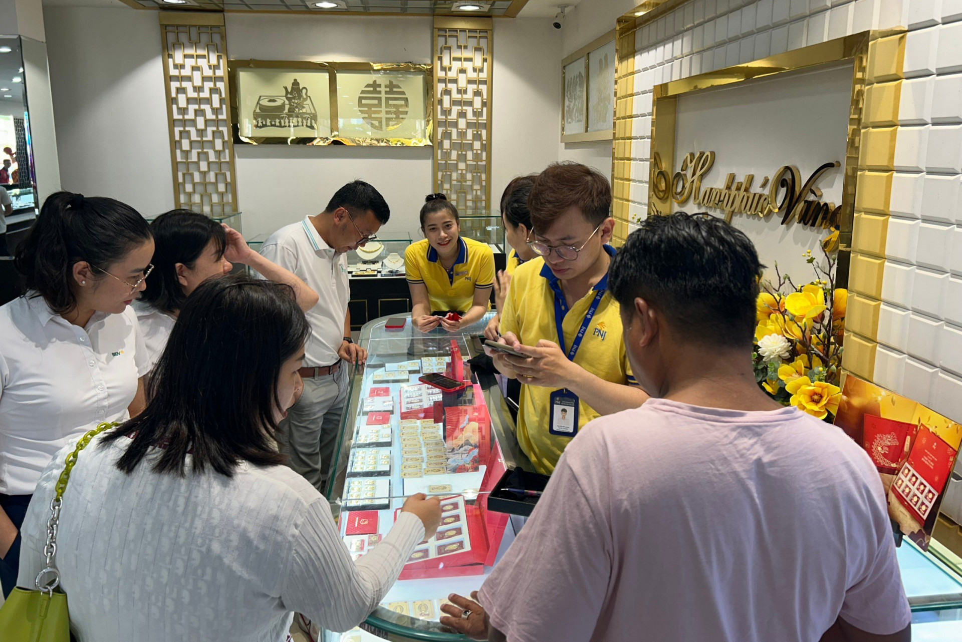 Đông đảo người dân lựa chọn vàng và trang sức tại cửa hàng PNJ Center Lý Thánh Tôn tại số 25 - 27 Lý Thánh Tôn, Phường Lộc Thọ, TP. Nha Trang.
