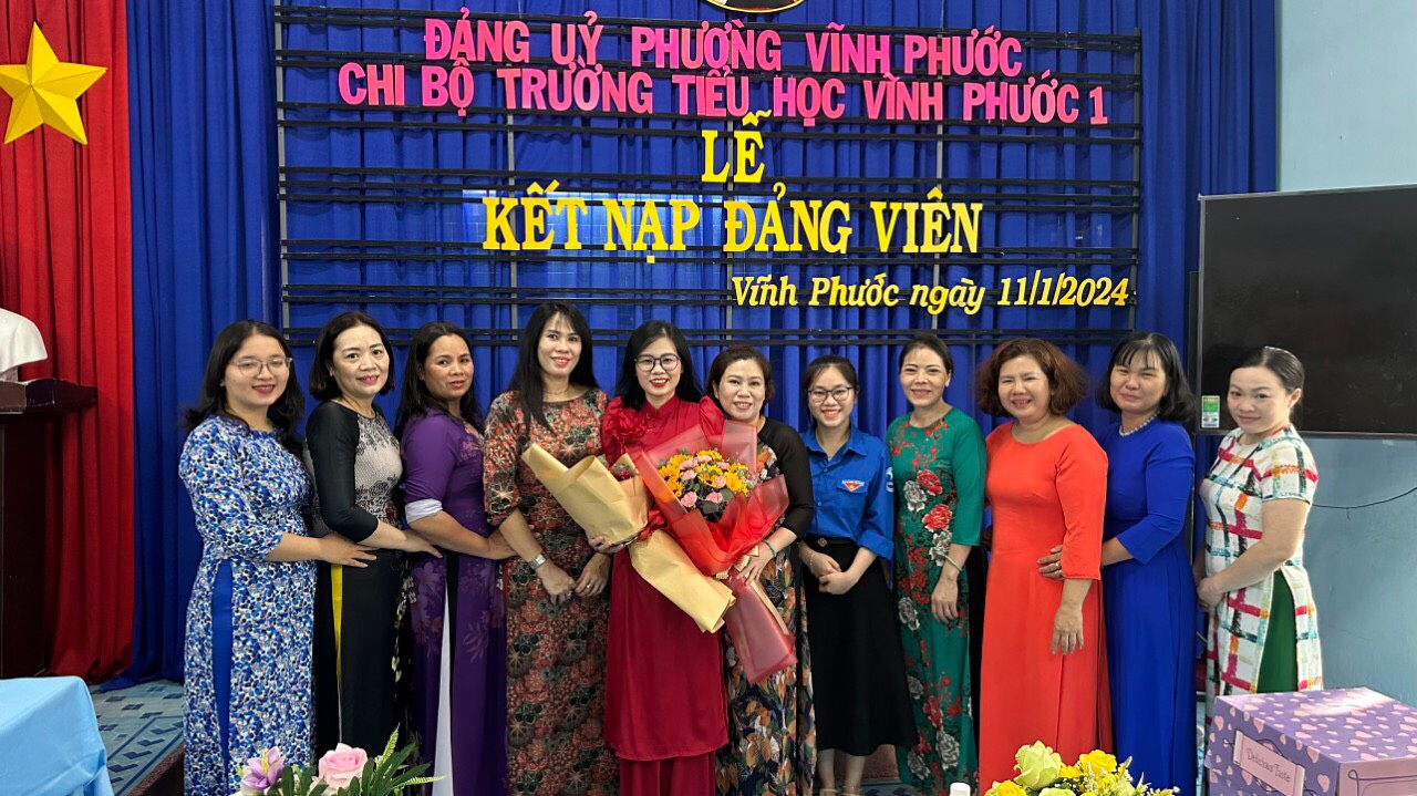 Đảng viên Chi bộ Trường Tiểu học Vĩnh Phước 1 tặng hoa chúc mừng cô giáo Nguyễn Thị Kim Liên được kết nạp Đảng vào tháng 1-2024.