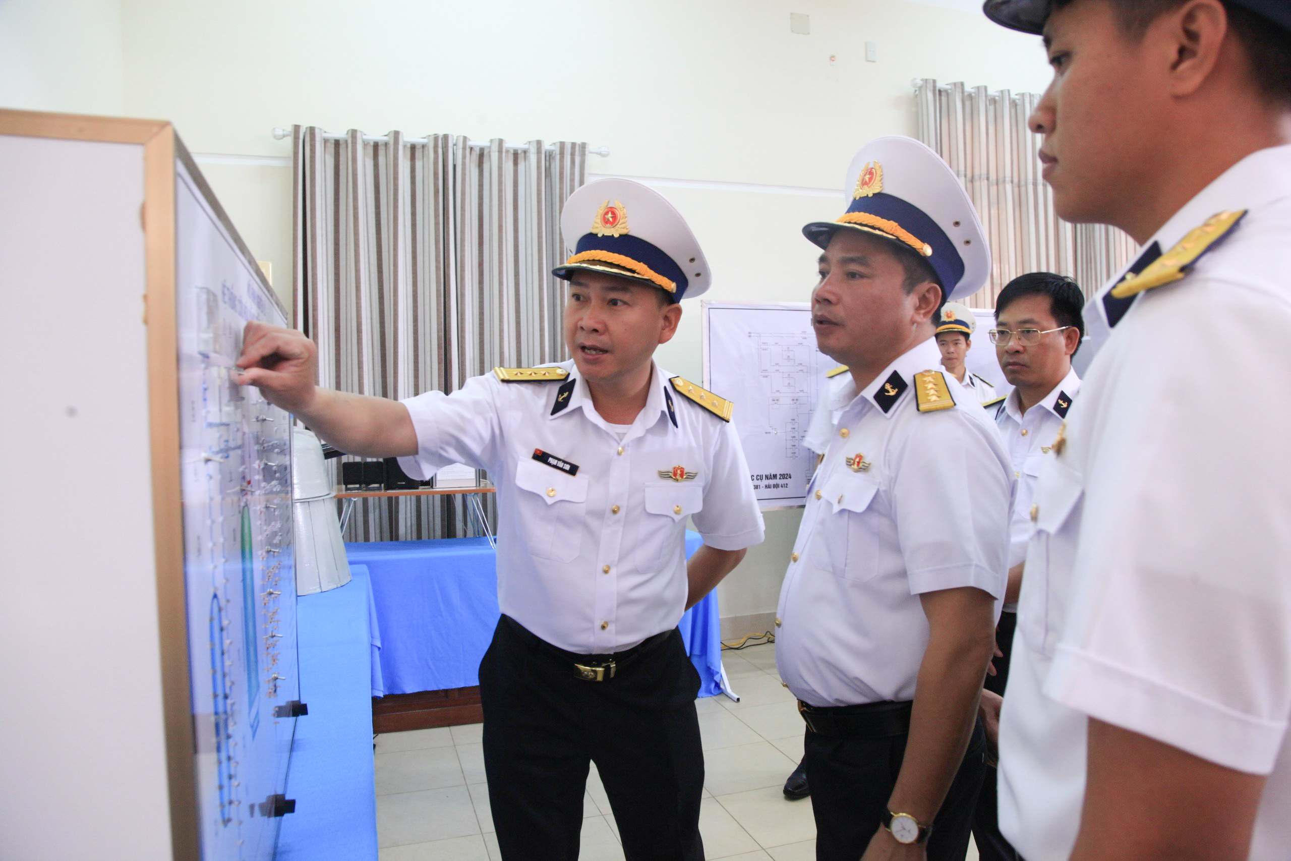 Vùng 4 Hải quân kiểm tra công tác chuẩn bị ra quân huấn luyện tại Lữ đoàn 162