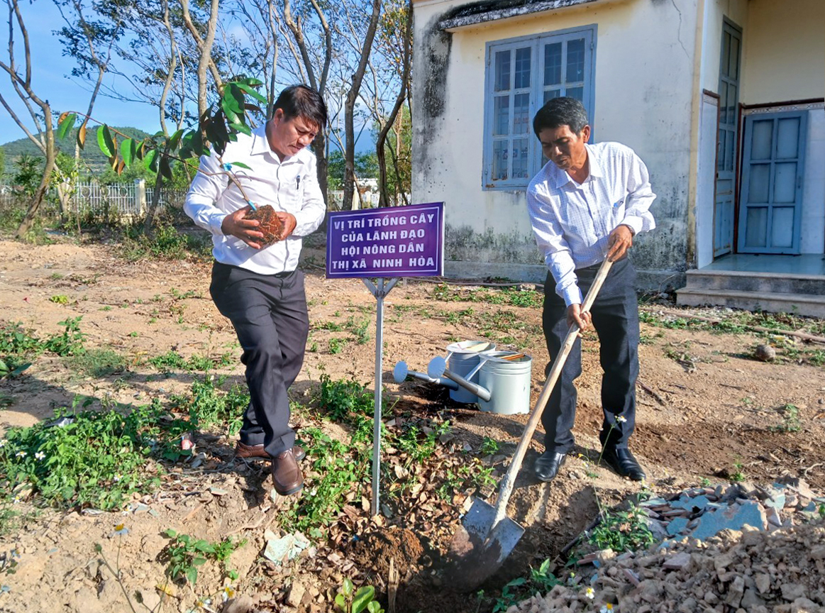 Cán bộ, hội viên nông dân thị xã sẽ trồng 8.900 cây xanh trong năm 2024