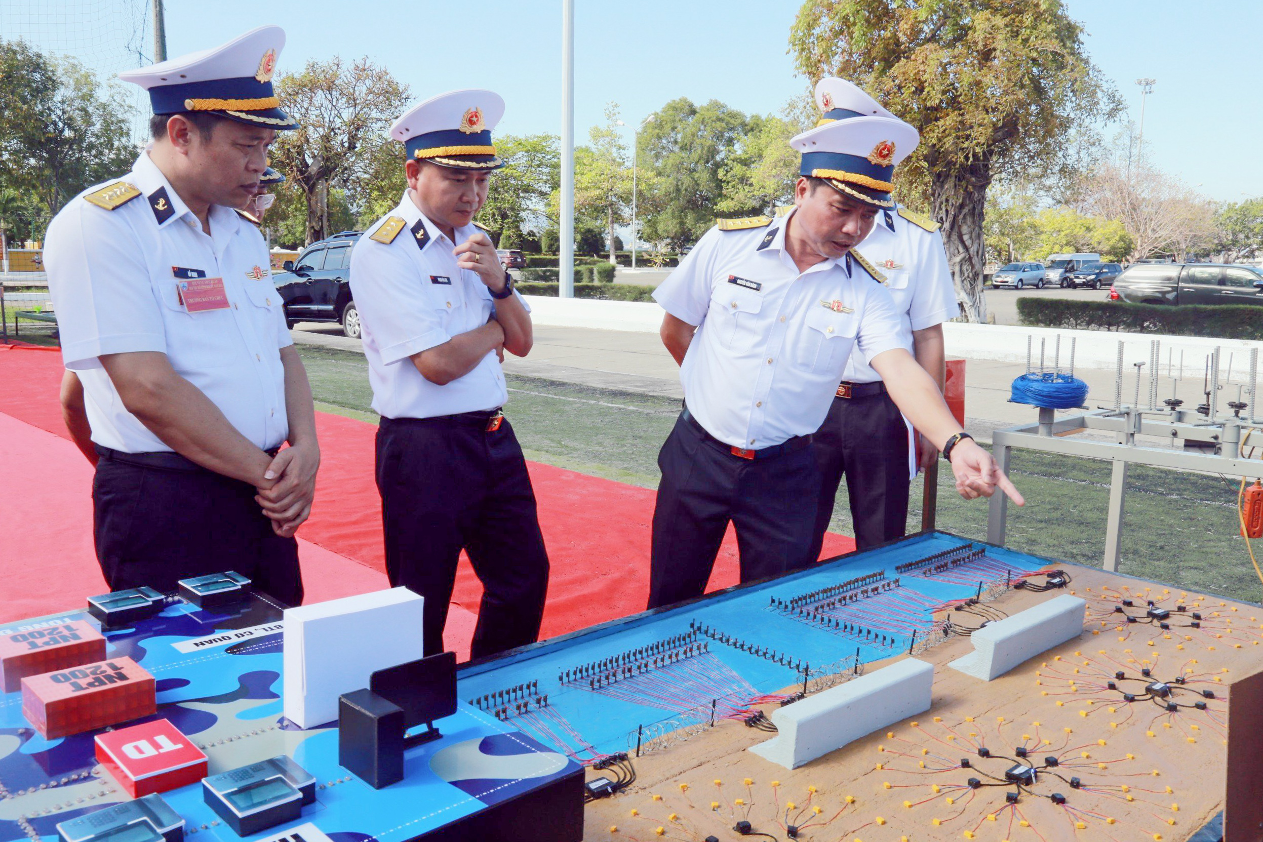 Đại tá Nguyễn Văn Bách - Tư lệnh Vùng 4 Hải quân kiểm tra tính ứng dụng thực tế trên mô hình.