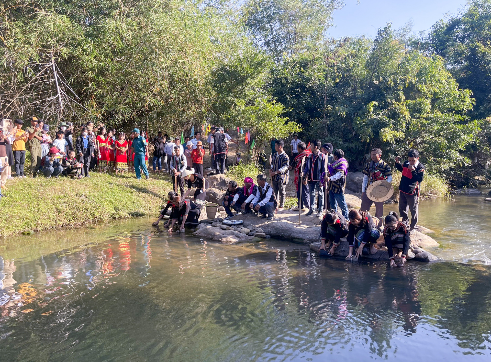Đông đảo người dân tham gia, theo dõi lễ cúng bến nước tại suối Bông, thôn Buôn Đung.
