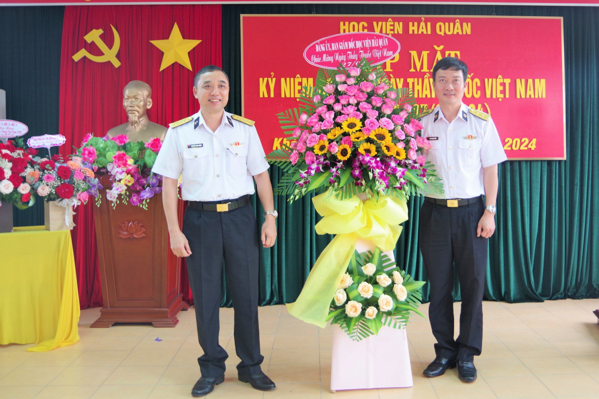 Phó Giám đốc Học viện Hải quân tặng hoa chúc mừng ngành quân y của học viện.