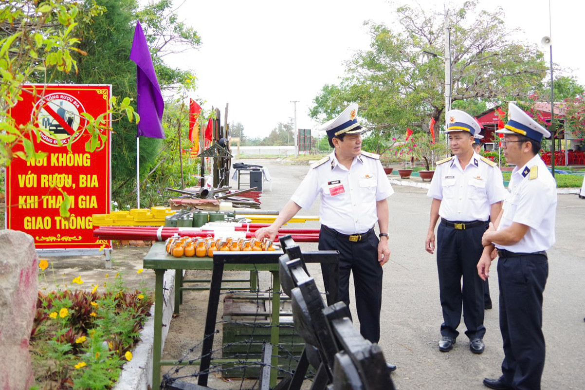 Kiểm tra tại Tiểu đoàn 457, Trung tâm Huấn luyện Vùng 4 Hải quân.