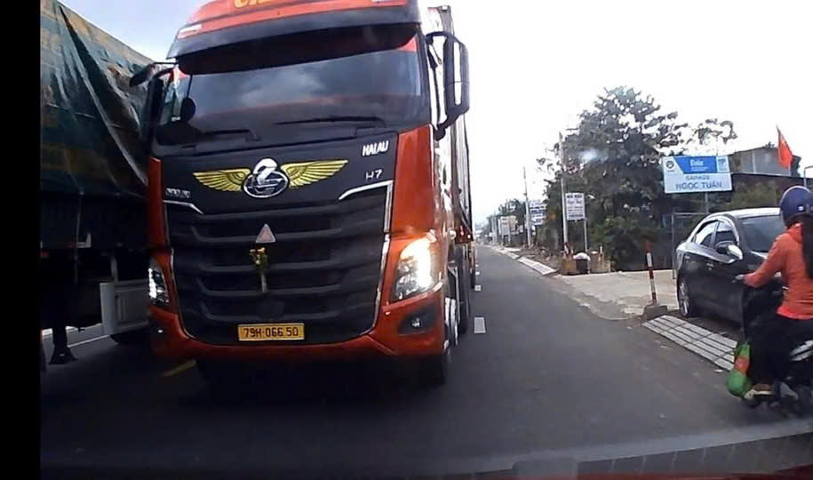 Xử lý tài xế xe đầu kéo đi không đúng làn đường từ hình ảnh người dân cung cấp