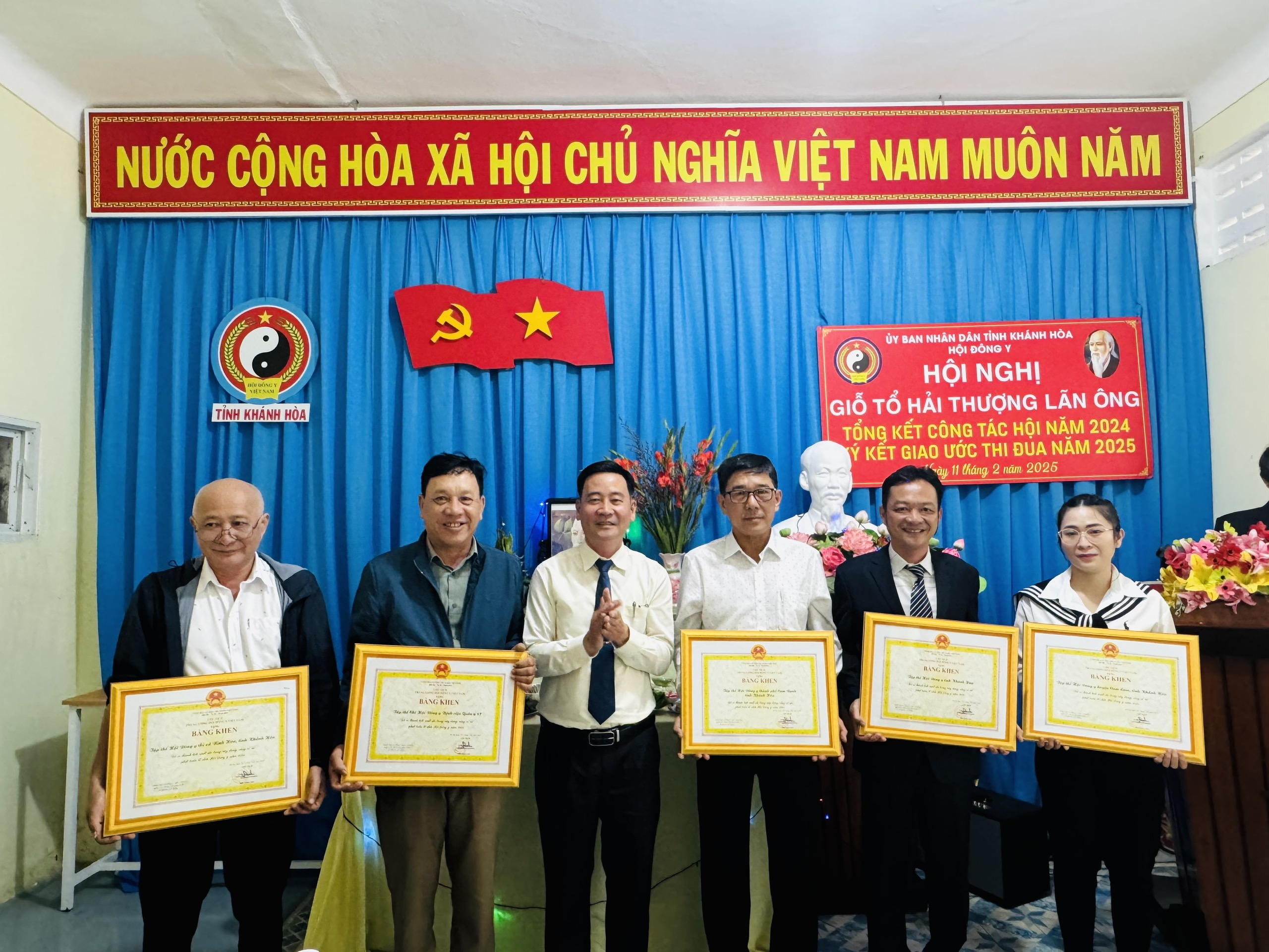 Các  tập  thể  nhận  bằng khen của Hội Đông Y Trung  ương