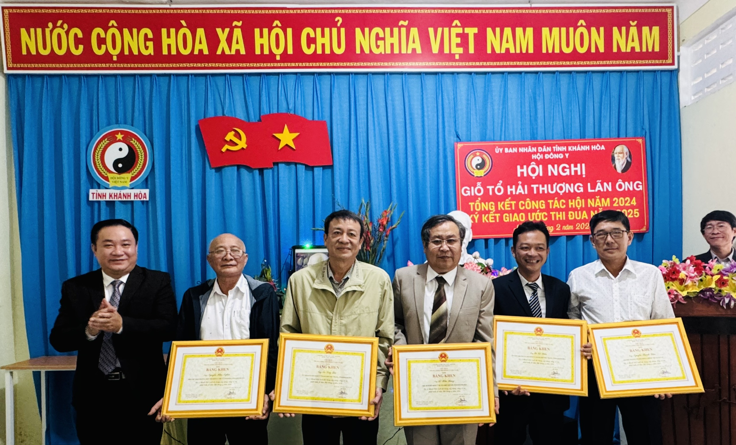 Các  cá  nhân  nhận  được bằng  khen của Trung  ương  Hội Đông Y Việt  Nam