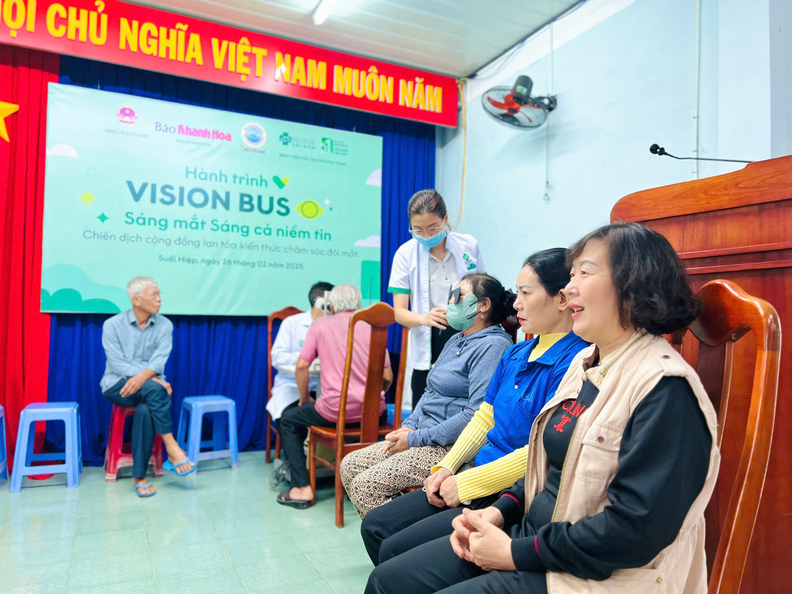 Người dân ngồi chờ tới lượt khám