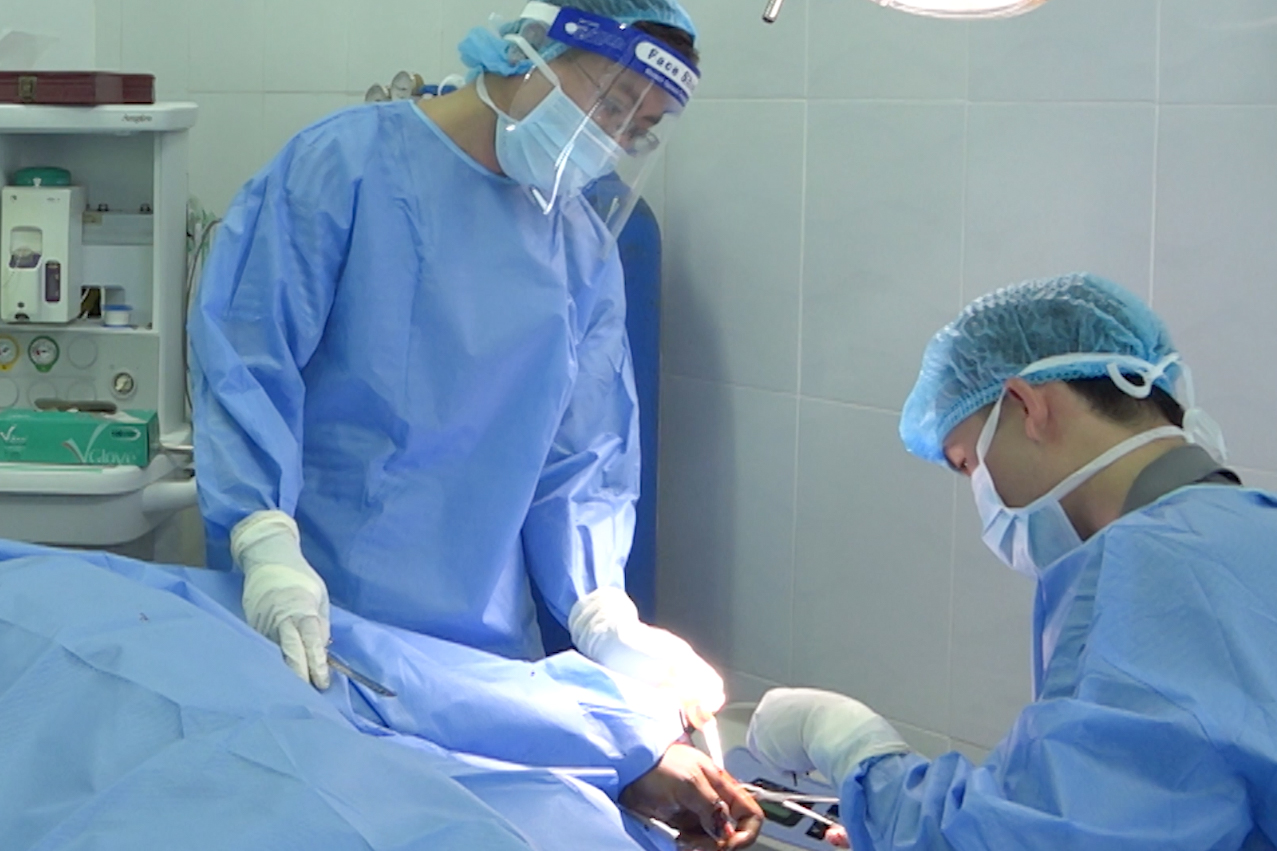 Các bác sĩ quân y phẫu thuật vết thương cho bệnh nhân.