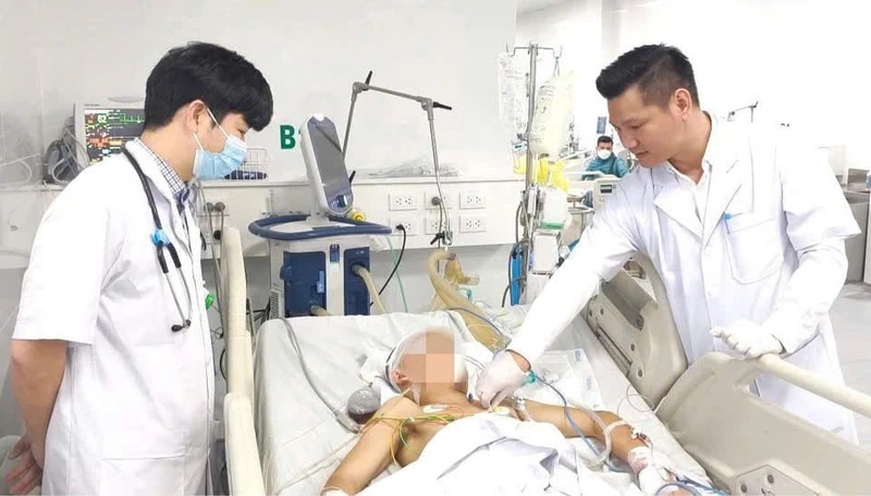 Thạc sĩ, bác sĩ Đồng Phú Khiêm, Phó Giám Đốc Trung tâm Hồi sức tích cực, Bệnh viện Bệnh Nhiệt đới Trung ương (bên trái) thăm khám cho bệnh nhân.