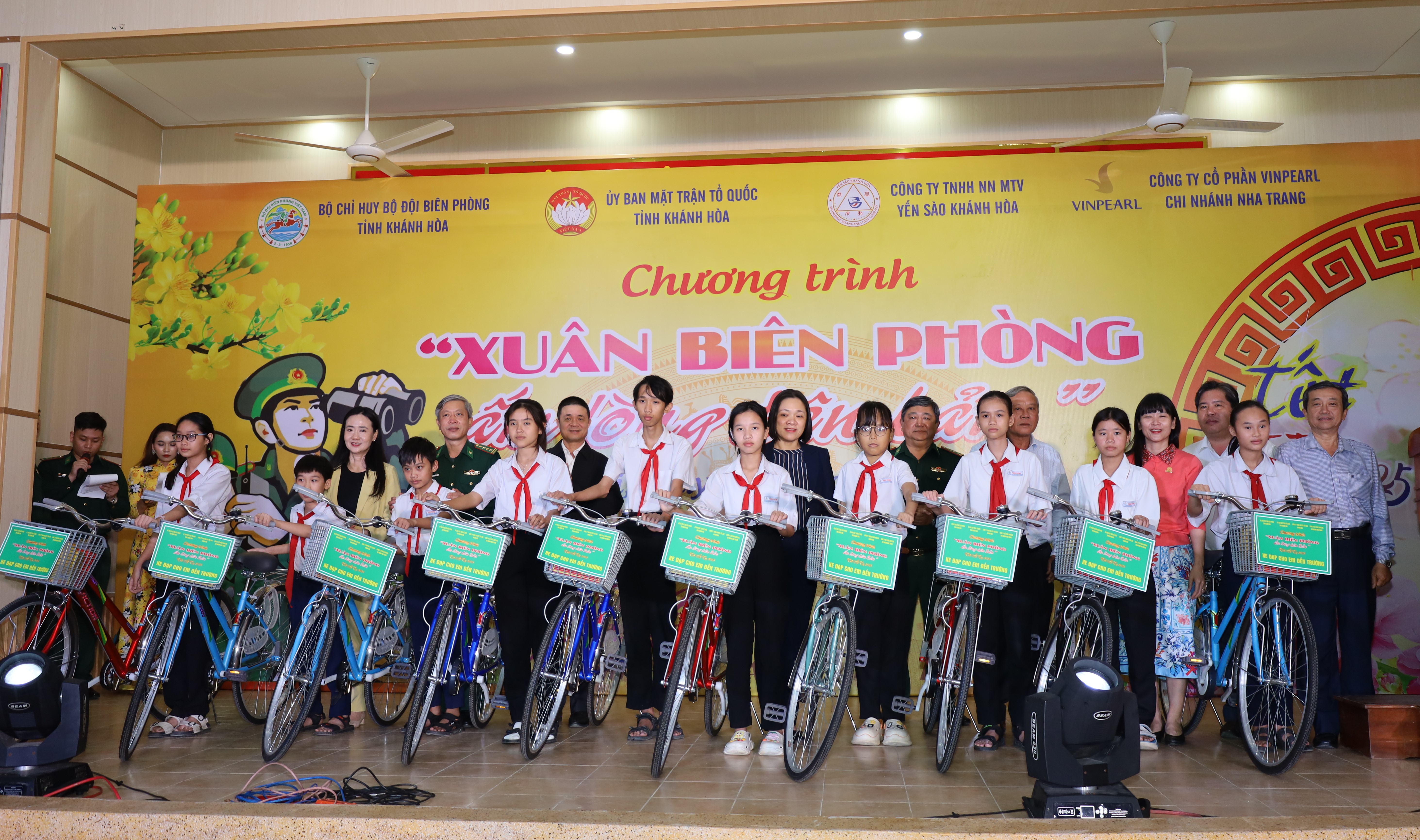 Bộ đội Biên phòng tỉnh và các đơn vị phối hợp trao tặng quà Tết và xe đạp cho các em học sinh có hoàn cảnh khó khăn dịp Tết Nguyên đán vừa qua.