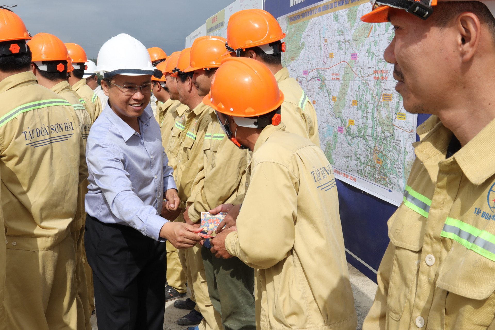 Đồng chí Trần Hòa Nam lì xì cho công nhân đang thi công tại Dự án Đường bộ Khánh Hòa - Buôn Ma Thuột