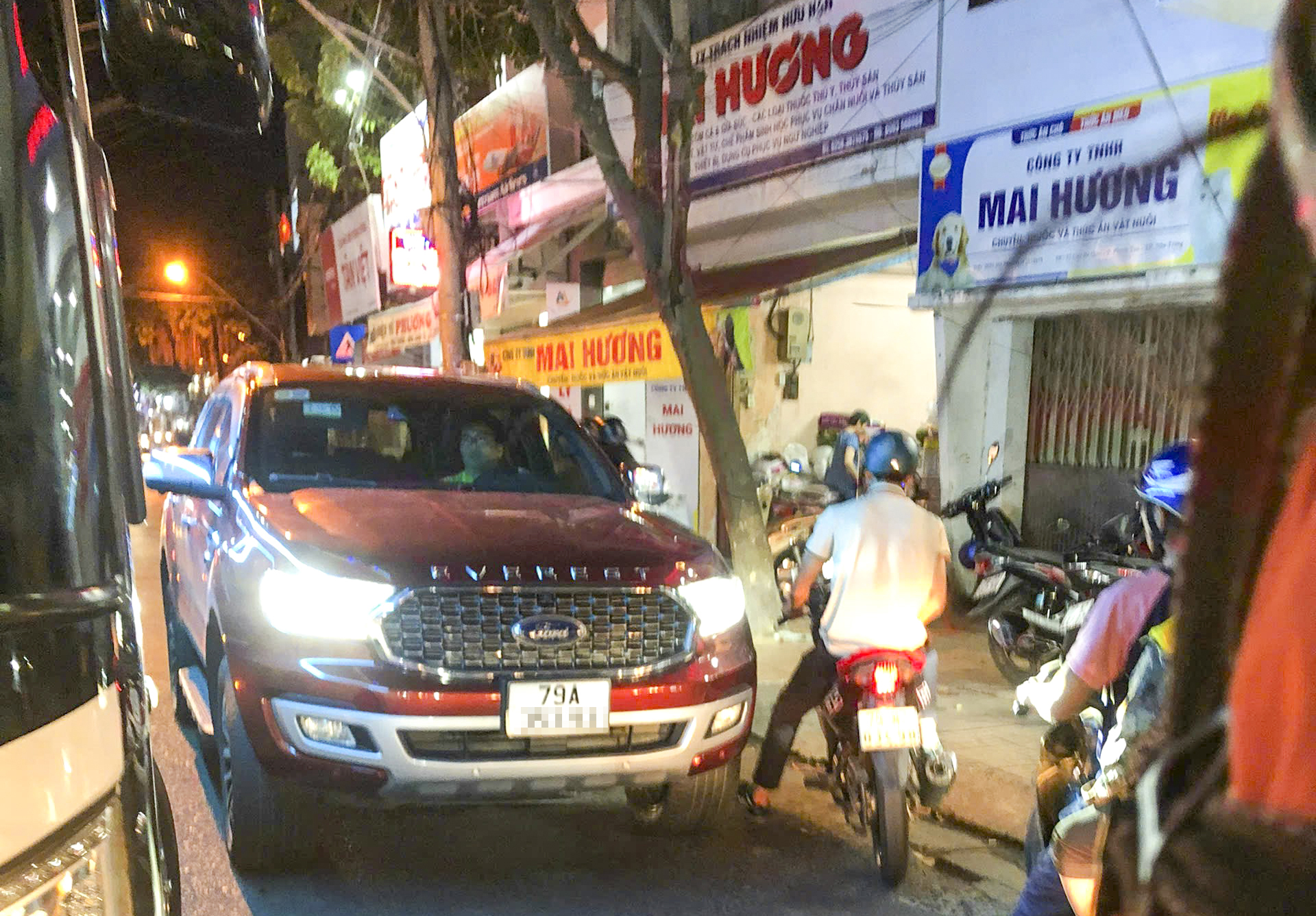 Đi không đúng làn đường, xe ô tô bị người dân cung cấp hình ảnh để công an xử phạt