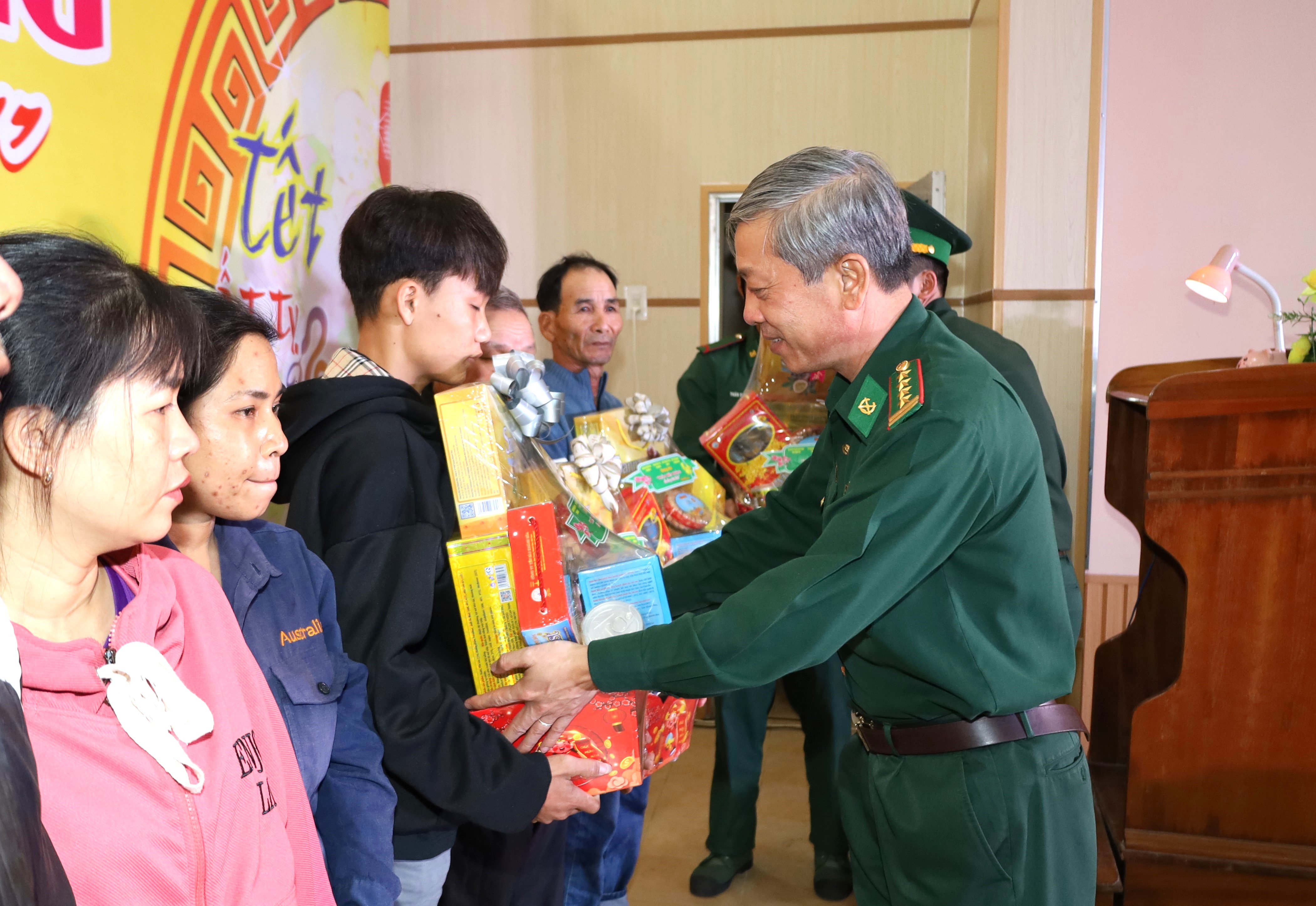 Đại tá Nguyễn Doãn Hòa tặng quà Tết cho các hộ nghèo trong dịp Tết Nguyên đán vừa qua.