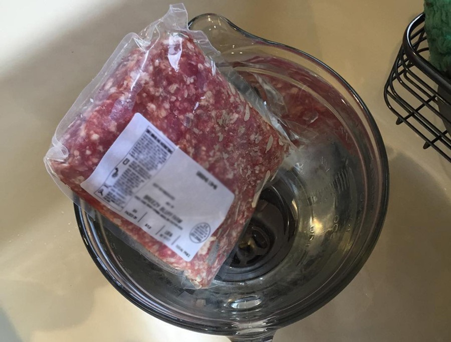 Bất kỳ loại thịt nào để ở nhiệt độ phòng quá 2 giờ đều có khả năng bị hỏng. (Ảnh: ITN).