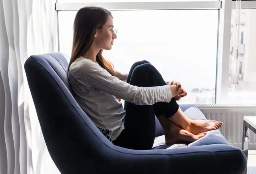 Những người ở trong một môi trường quá lâu rất dễ trở nên “cứng nhắc” và “vô cảm”, sinh lực dần tiêu hao nên cần phải ra ngoài đi dạo. (Ảnh: ITN).