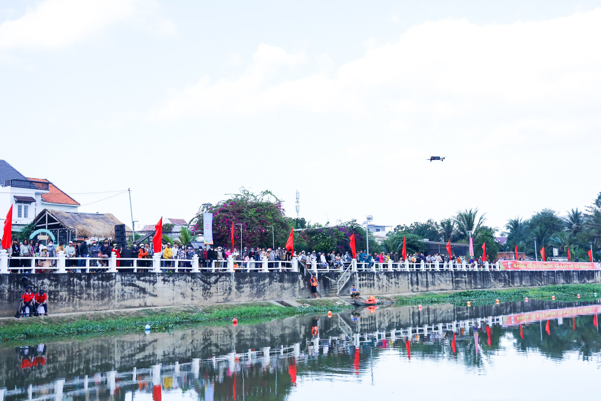 Crowds of spectators on both sides of the river to see the event

