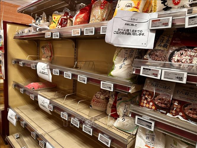 Khu vực bán gạo không còn hàng nhưng vẫn còn tờ giấy thông báo đề nghị mỗi một khách hàng chỉ nên mua một túi. Ảnh: Nguyễn Tuyến/PV TTXVN tại Nhật Bản