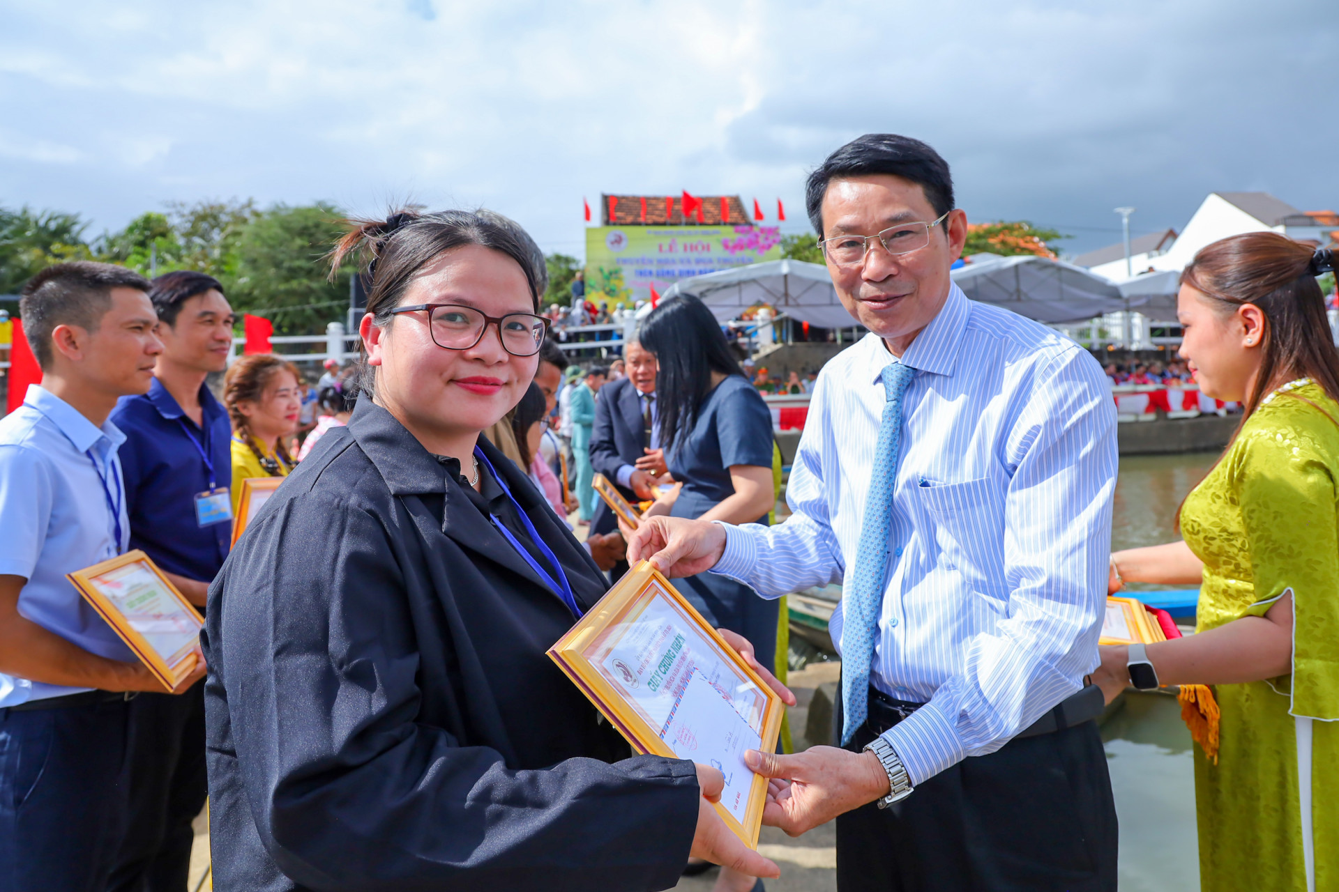 Dinh Van Thieu presenting prizes of the flower boat parade 

