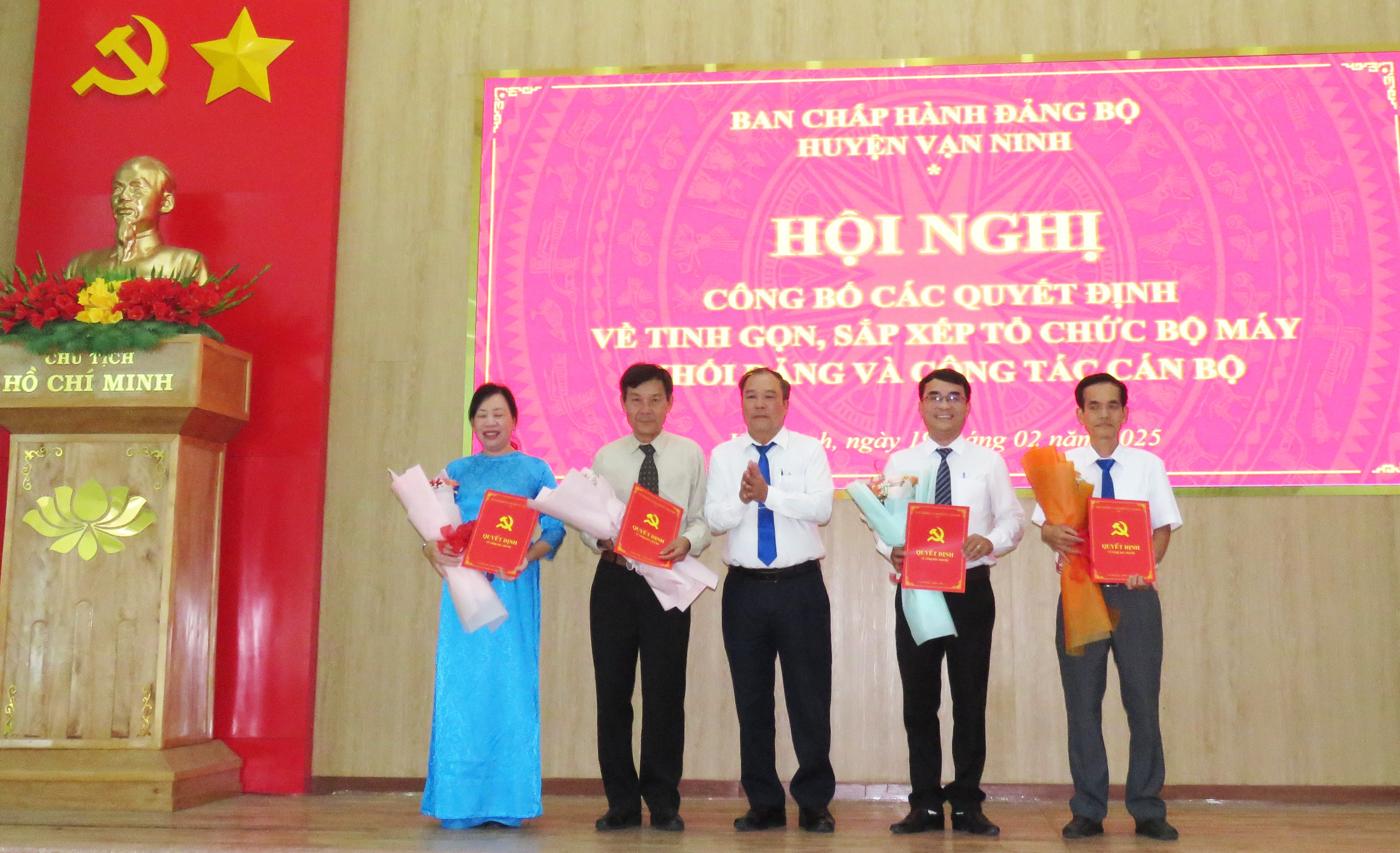 Ông Bùi Văn Cường trao quyết định, tặng hoa chúc mừng các cán bộ.