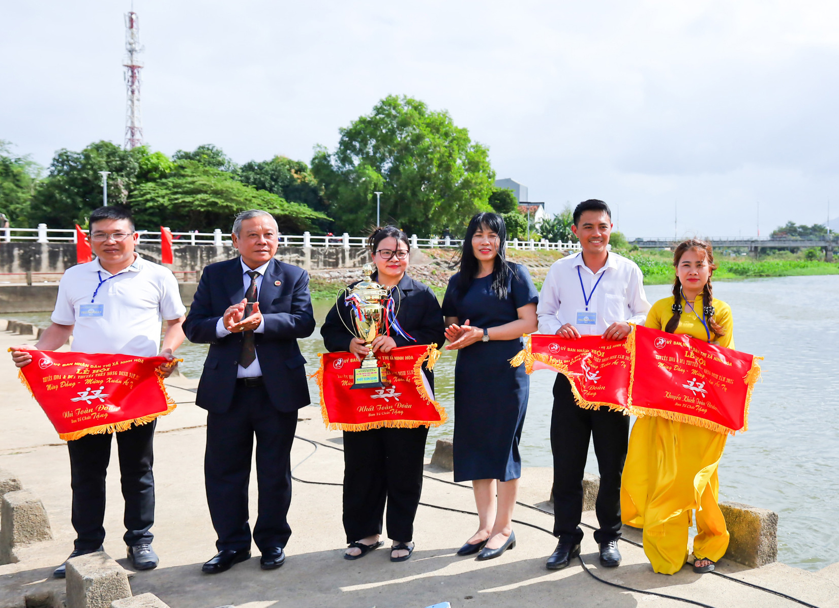 The representative of the organizing board giving whole-team prizes to the teams with excellent results

