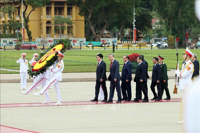 Đoàn đại biểu lãnh đạo, nguyên lãnh đạo Đảng, Nhà nước đến đặt vòng hoa và vào Lăng viếng Chủ tịch Hồ Chí Minh. Ảnh: Phạm Kiên/TTXVN