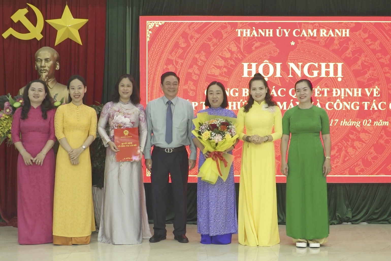 Ông Lữ Thanh Hải trao quyết định và tặng hoa chúc mừng Ban Tuyên giáo và Dân vận Thành ủy.