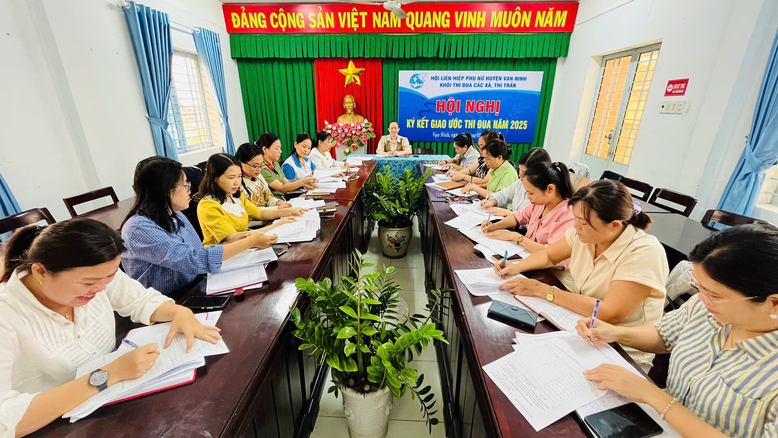 Hội Liên hiệp Phụ nữ huyện Vạn Ninh ký kết giao ước thi đua năm 2025