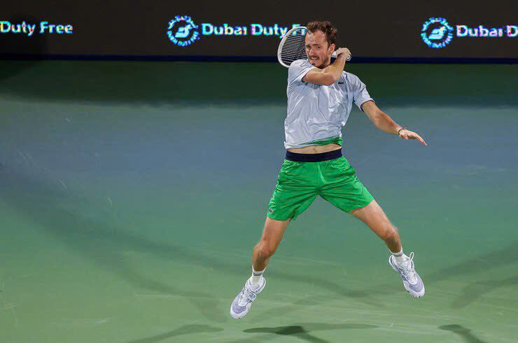 Medvedev giành vé vào tứ kết Dubai lần thứ ba liên tiếp