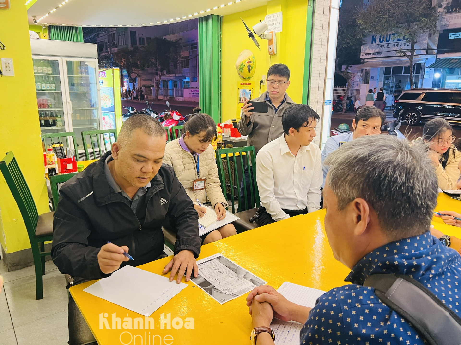 Vụ nhà hàng bị khách nước ngoài tố tính giá “trên trời”: Đoàn kiểm tra liên ngành đang kiểm tra tại nhà hàng Aroma Beach