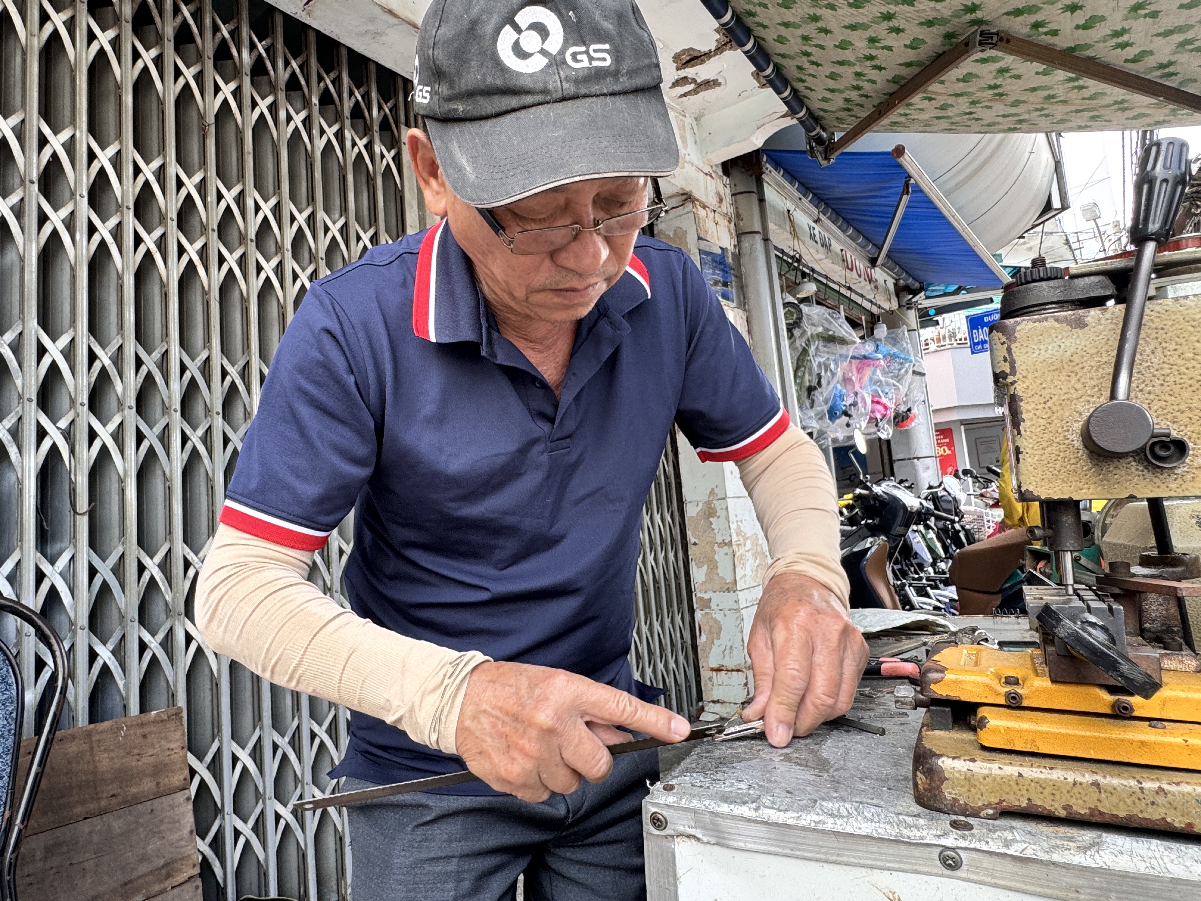 Có một nghề cặm cụi giữa phố phường...  