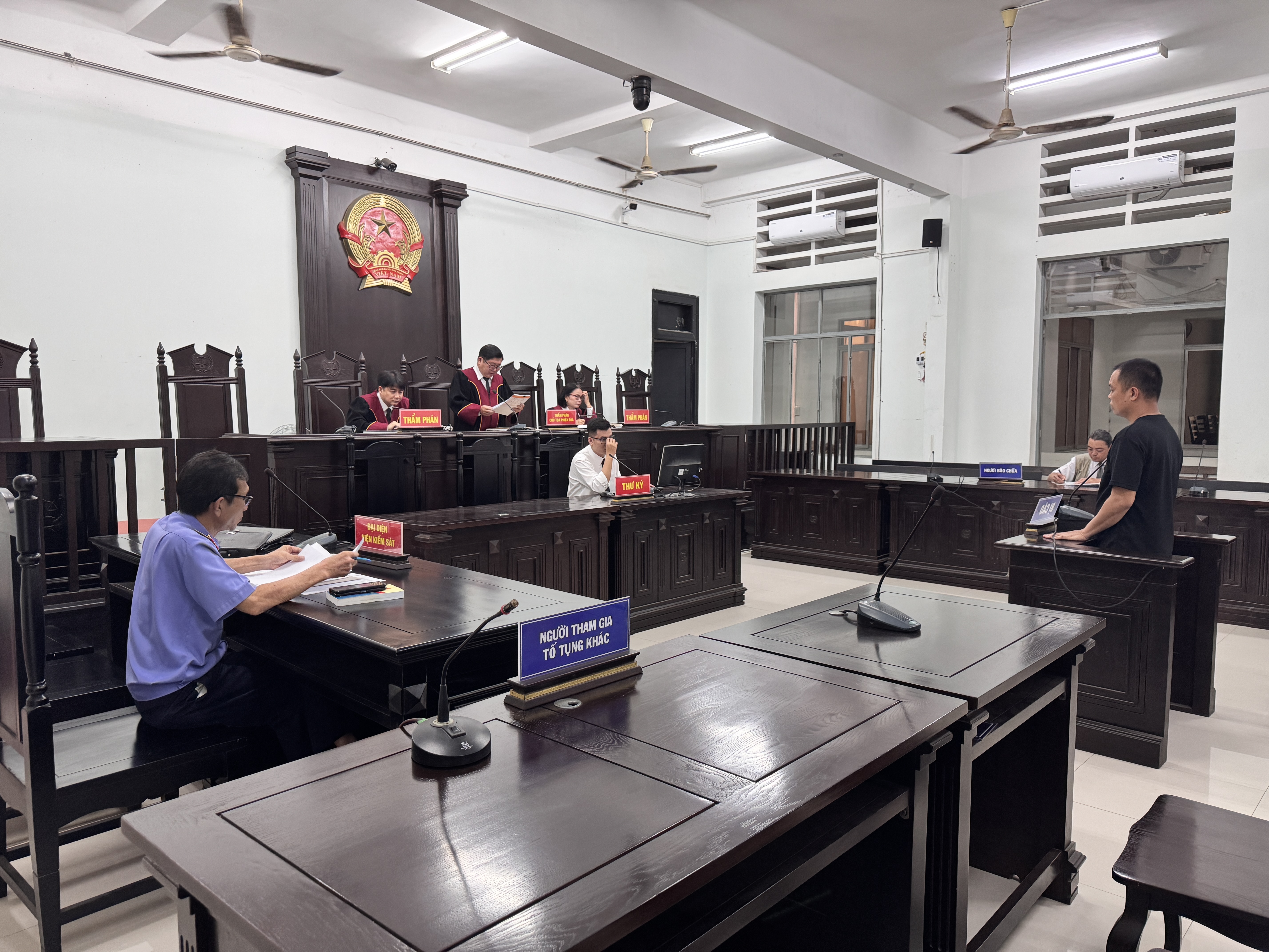 Giảm án cho 1 shipper chiếm đoạt tiền công ty