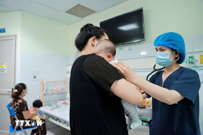 Điều trị cho bệnh nhi mắc ho gà. (Ảnh: Minh Quyết/TTXVN)