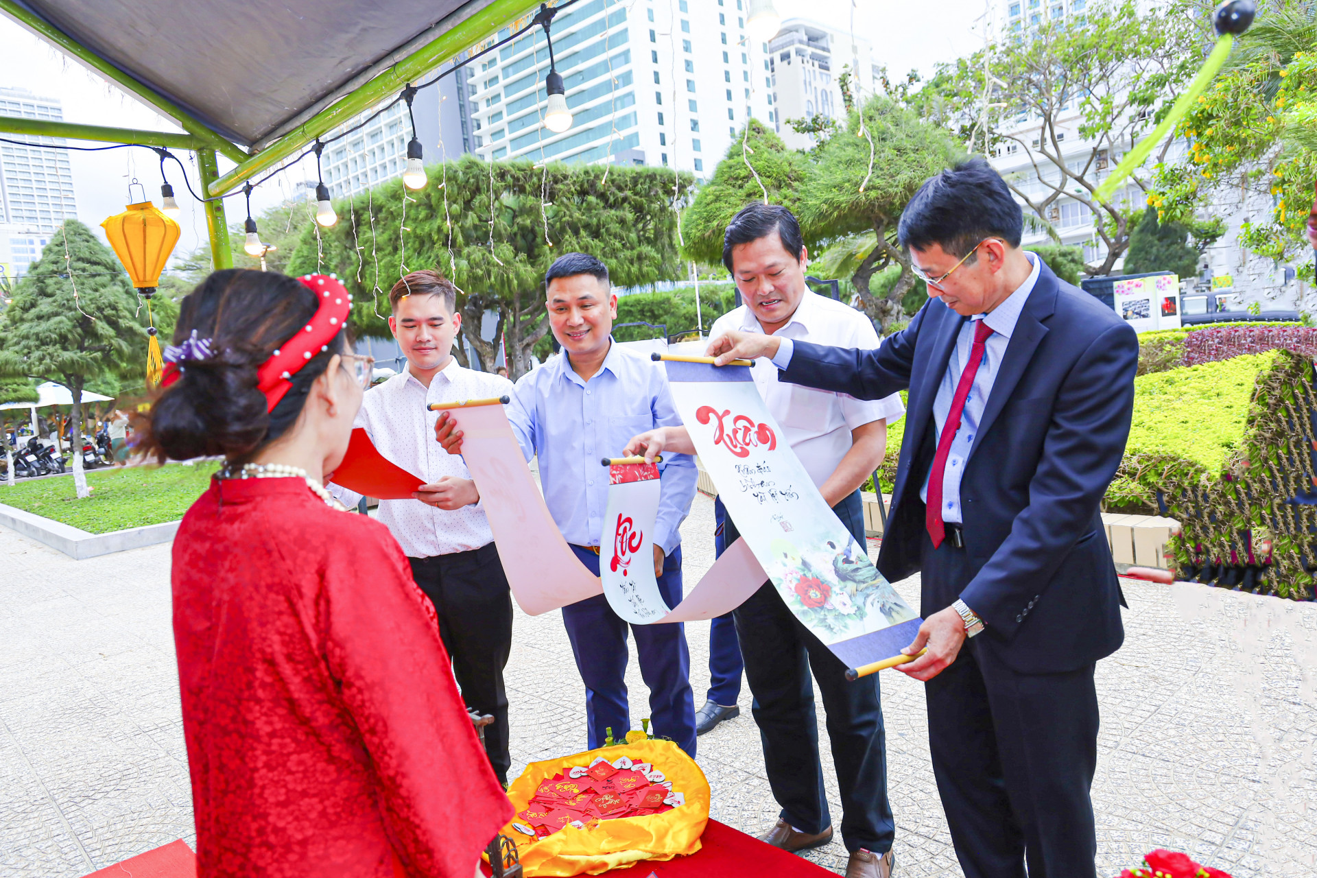 Representatives viewing calligraphy works at an exhibition about traditional Tet organized by the provincial Culture-Cinema Center

