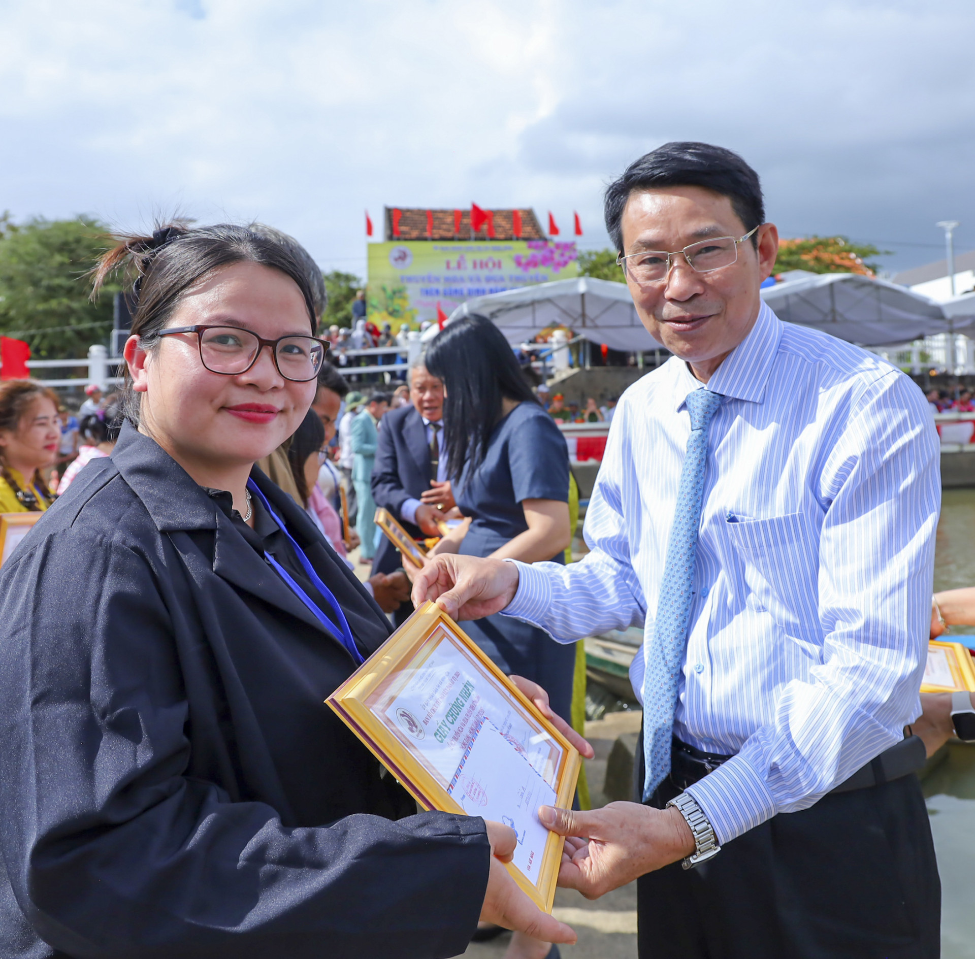 Dinh Van Thieu presenting prizes of the flower boat parade 

