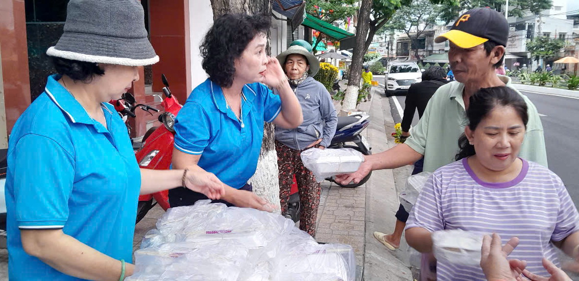 Phát 550 suất ăn miễn phí cho người khó khăn