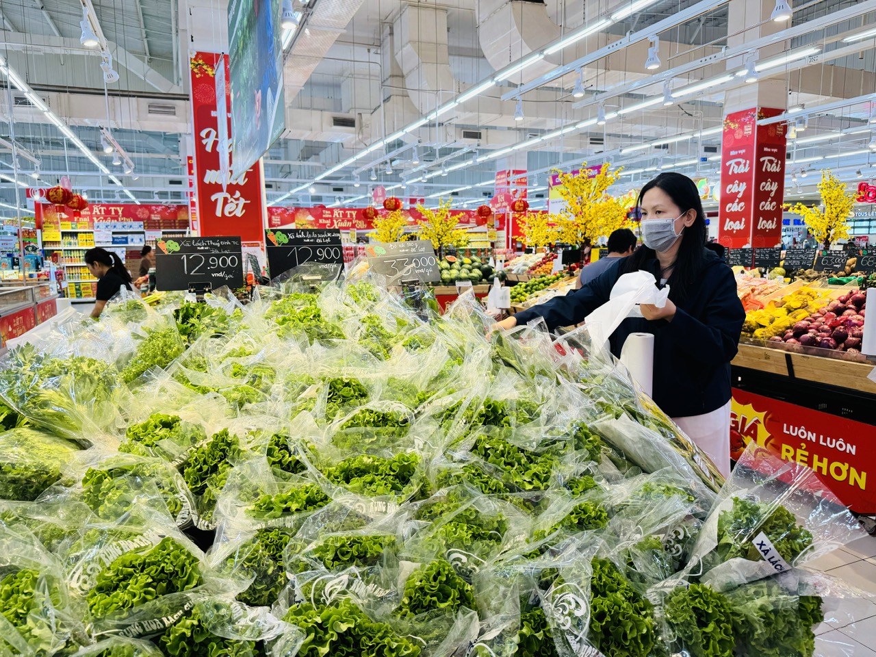 People shopping at a supermarket in Nha Trang City

